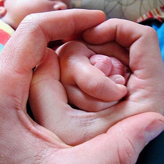 Pflegefamilie entspannt nach der Beratung durch Familientaucher