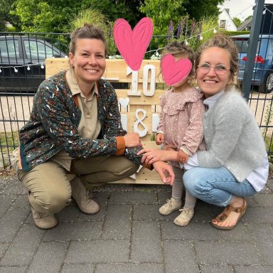 Pflegefamilie zufrieden Beratung Familientaucher